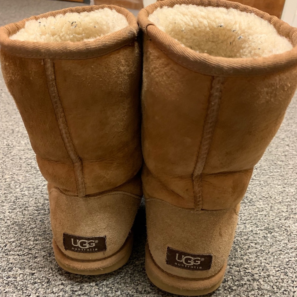 UGGS - Picture 4 of 5